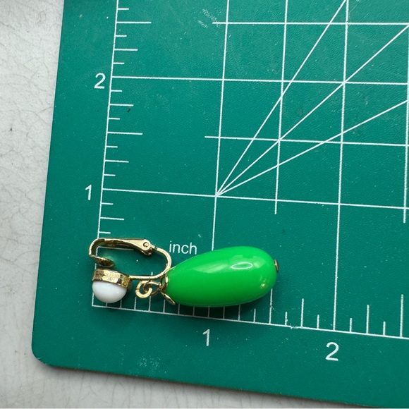 Avon vintage 1980s gold tone jade green and white acrylic clip on drop earrings - Picture 3 of 7